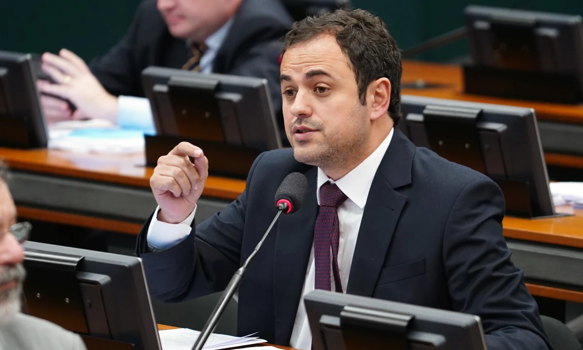 O deputado Glauber Braga passou a noite no chão da Câmara dos Deputados após anunciar que entrou em greve de fome.