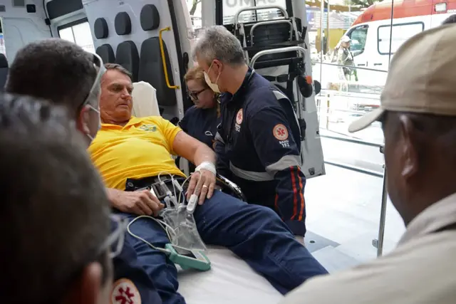 Jair Bolsonaro foi internado com dores abdominais, reacendendo as preocupações sobre sua saúde.