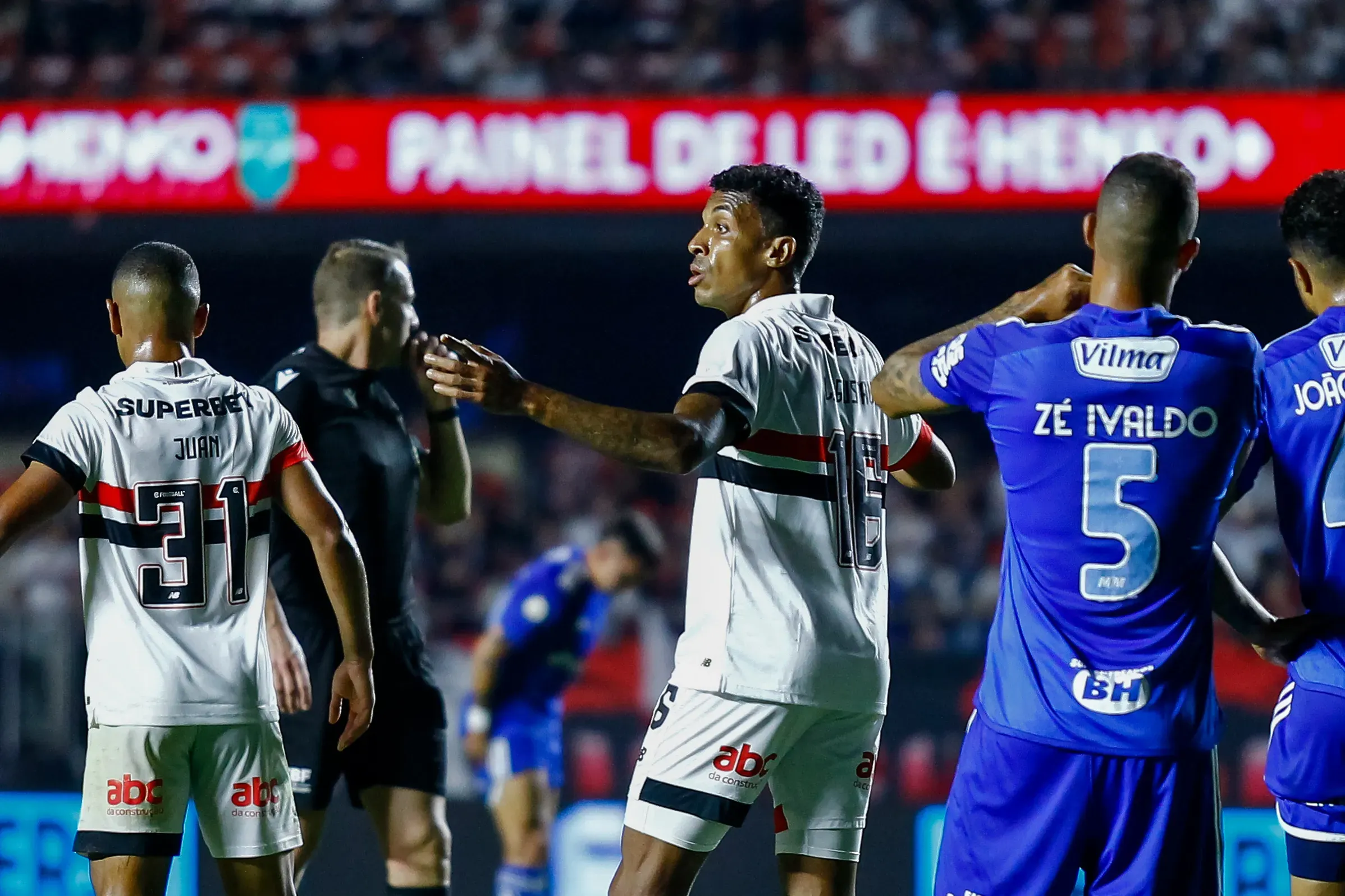 São Paulo estreia no Brasileirão com empate e sente o peso da competição.