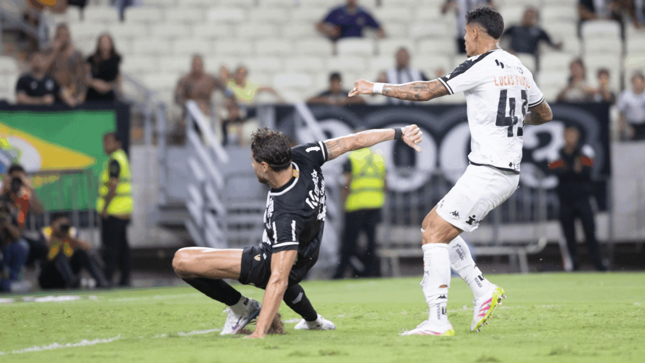 Em uma noite marcada por falhas defensivas, o Vasco trocou a euforia por preocupações no Campeonato Brasileiro.
