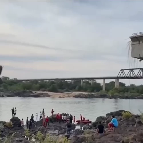Ponte desaba entre Maranhão e Tocantins, causando a morte de duas pessoas e deixando oito desaparecidos.