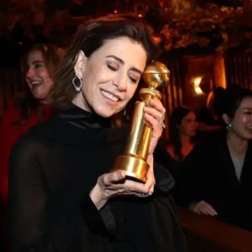 Fernanda Torres conquista o Globo de Ouro 2025 e entra para a história.