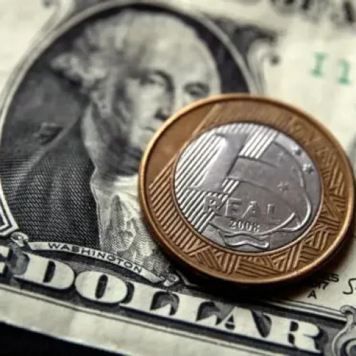 Dólar sobe para R$ 6,20, apesar de novo leilão do BC; mercado reage à ata do Copom e piora fiscal