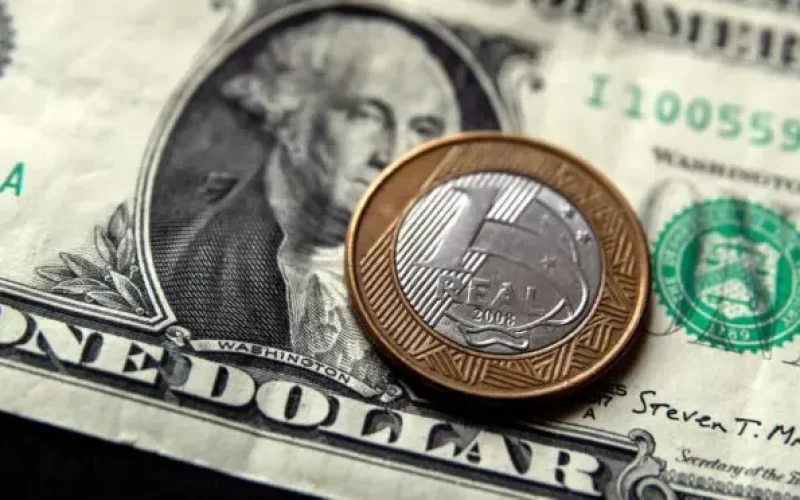 Dólar sobe para R$ 6,20, apesar de novo leilão do BC; mercado reage à ata do Copom e piora fiscal
