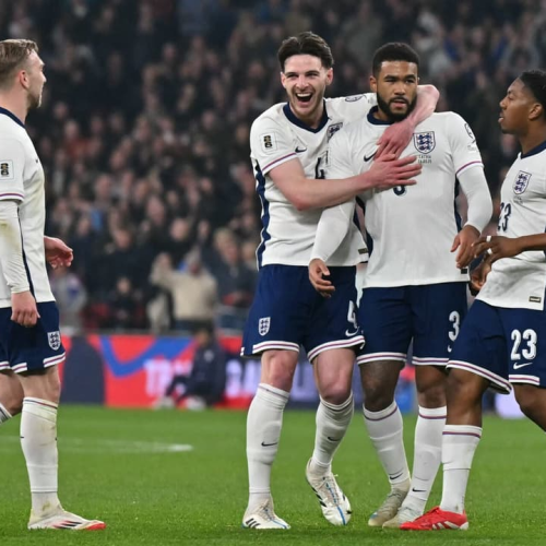 Inglaterra derrota a Letônia no histórico primeiro encontro entre as seleções