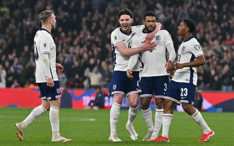 Inglaterra derrota a Letônia no histórico primeiro encontro entre as seleções