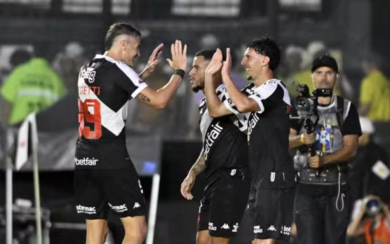 Análise: Vegetti domina pelo alto e São Januário impulsiona virada do Vasco