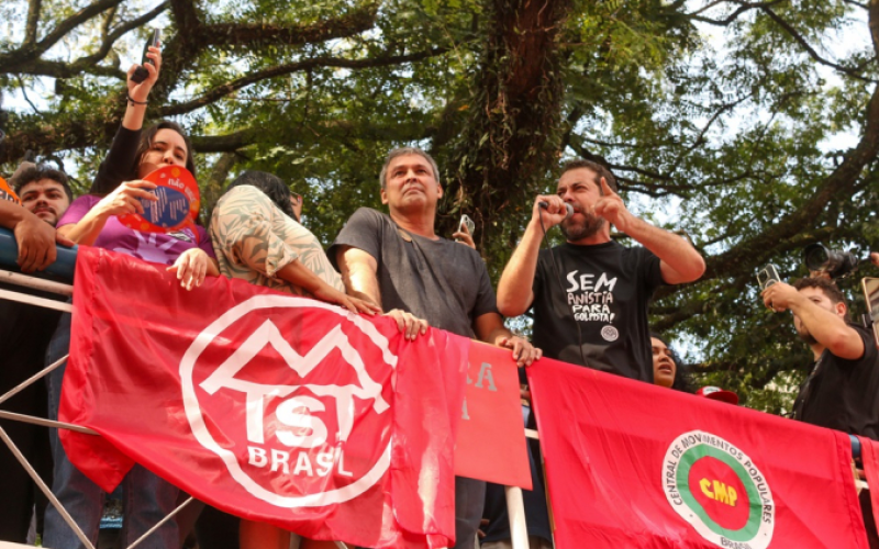Boulos provoca Bolsonaro em protesto vazio na Paulista contra o PL da Anistia.