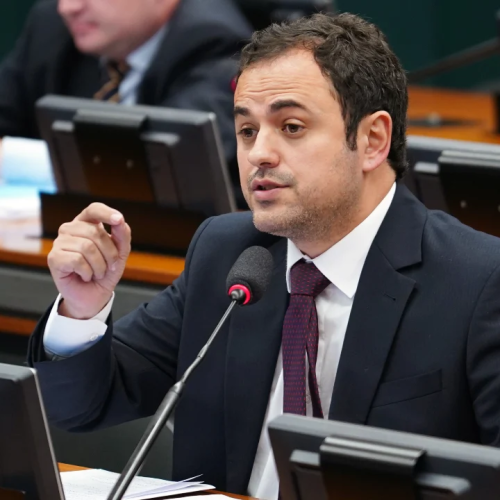 O deputado Glauber Braga passou a noite no chão da Câmara dos Deputados após anunciar que entrou em greve de fome.