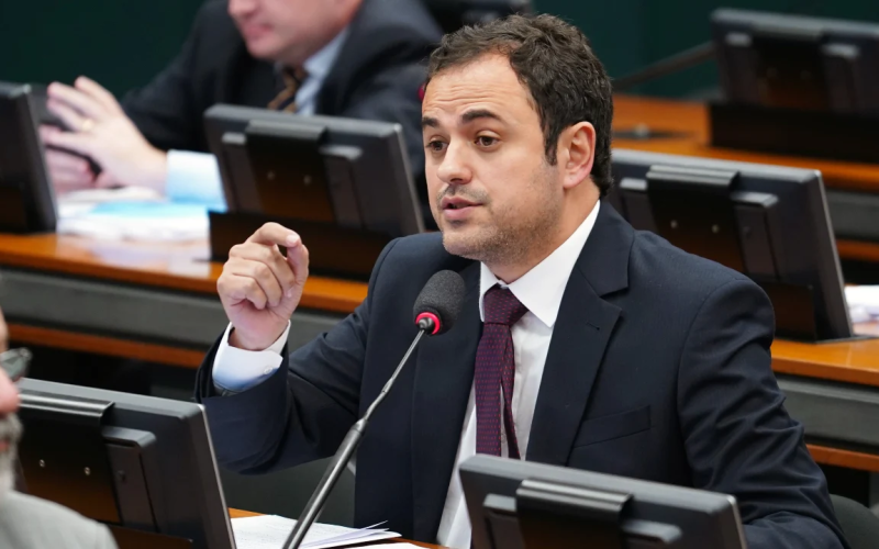 O deputado Glauber Braga passou a noite no chão da Câmara dos Deputados após anunciar que entrou em greve de fome.
