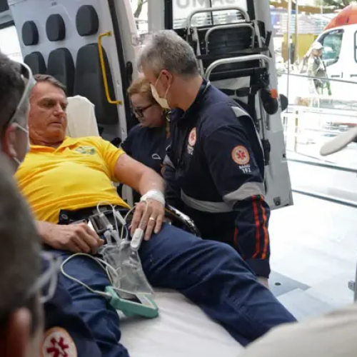 Jair Bolsonaro foi internado com dores abdominais, reacendendo as preocupações sobre sua saúde.