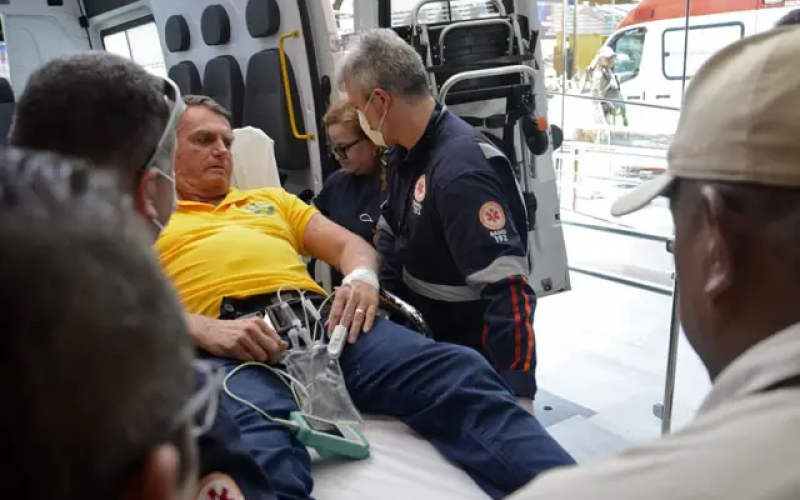Jair Bolsonaro foi internado com dores abdominais, reacendendo as preocupações sobre sua saúde.