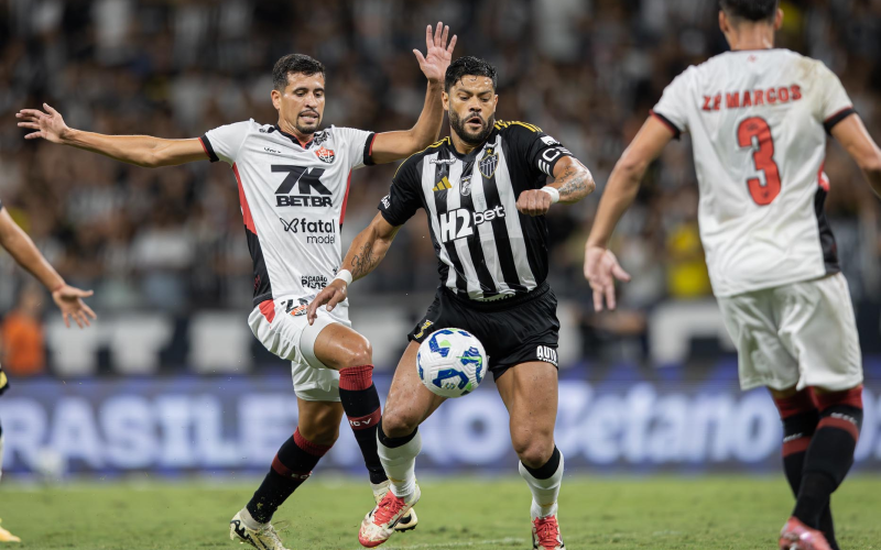 Atlético-MG empata com Vitória no Brasileirão após gol nos minutos finais.